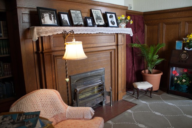 the 1940s living room with photos displayed